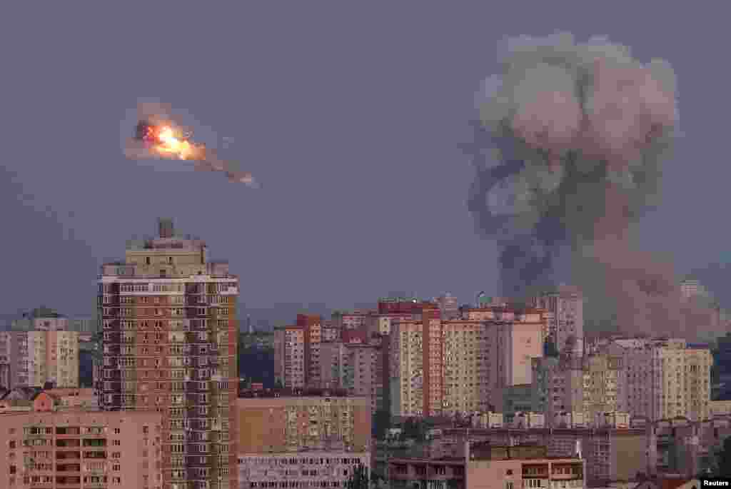 Момент збиття російського засобу повітряного нападу у небі столиці.Уночі 7 вересня російські військові завдали рекордного за кількістю використаних дронів повітряного удару по Україні – вони запустили, за даними Повітряних сил України, 805 ударних дронів «Шахед» та безпілотників-імітаторів