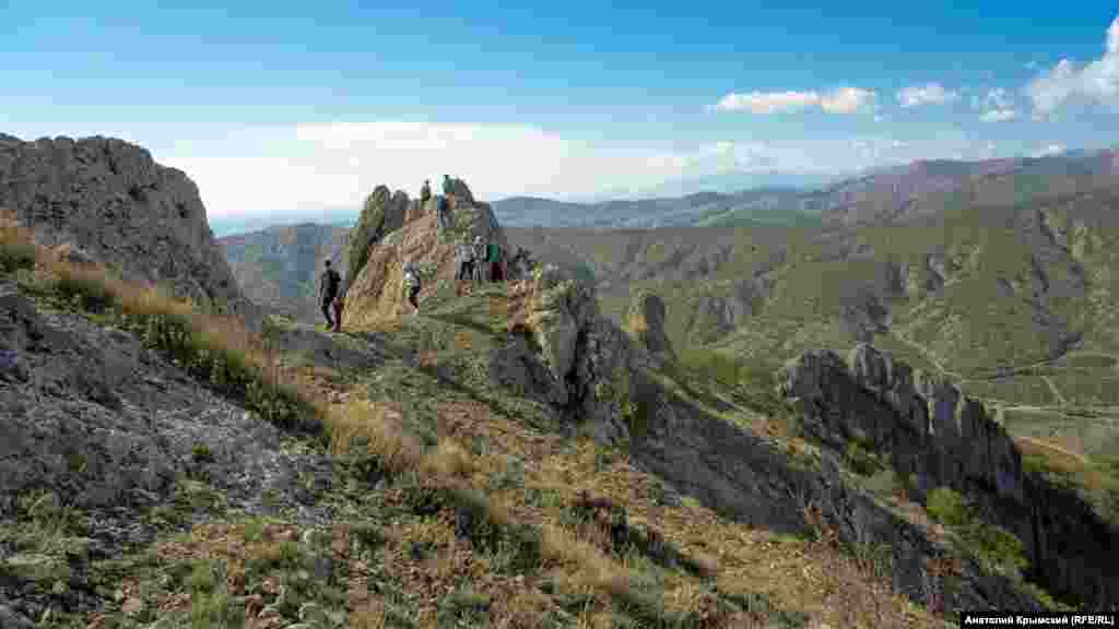 Хребет Хашки-Кая &ndash; это отделенный от других фрагмент Главной гряды Крымских гор в юго-восточной части полуострова. На этом фото туристы поднимаются на Хашки-Кая со стороны дороги в село Ворон