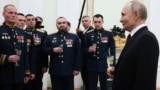 Президент России Владимир Путин с награжденными медалью "Золотая Звезда" и получившими звания "Героев России" за участие в войне против Украины офицерами Минобороны и Росгвардии в День защитника Отечества в Кремле. Москва, 23 февраля 2025 года