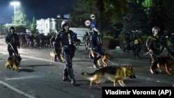 Бишкекте 5-6-октябрдагы башаламандыктарда ички иштер органдарынын 600дөн ашык  кызматкери жаракат алган. 5-октябрь, Бишкек шаары.