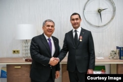 Президент Бердымухамедов (справа) на встрече с главой Татарстана Рустамом Миннихановым в Казани, Россия