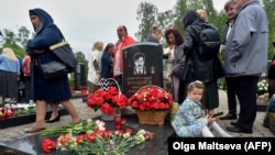 Родственники погибших российских моряков на траурной церемонии пять лет назад, в августе 2020 года