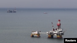 Нефтедобывающая платформа "Лукойла" на месторождении имени Филановского