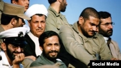 علی شمخانی همراه محسن رفیق‌دوست، کمال خرازی و علی صیادشیرازی در یکی از بازدیدهای اکبر هاشمی‌ رفسنجانی از جبهه‌های جنگ ایران و عراق در اواسط دههٔ ۶۰ خورشیدی