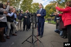 Secretarul Trezoreriei SUA, Scott Bessent, vorbește cu reporterii la 22 octombrie 2025, la Casa Albă, anunțând sancțiunile împotriva companiilor petroliere rusești.