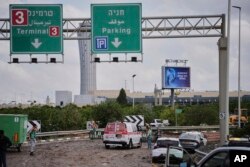 Израильские службы безопасности инспектируют место падения ракеты, запущенной из Йемена и упавшей в окрестностях Международного аэропорта имени Бен-Гуриона. 4 мая 2025 года