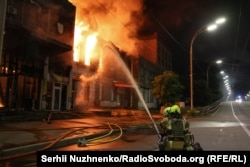Спасатели тушат пожар в ходе российской воздушной атаки по Киеву 6 июня 2025 года
