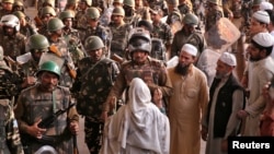 Хиндилер мен мұсылмандар арасында қақтығыс болған аймақта әйелдер полицейлермен сөйлесіп тұр. Дели, 25 ақпан 2020 жыл.