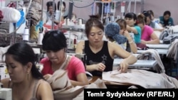 Кыргызстандагы тигүү цехтеринин биринде. Арзив сүрөт. 