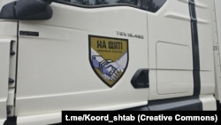 Автомобіль, який перевозить тіла загиблих