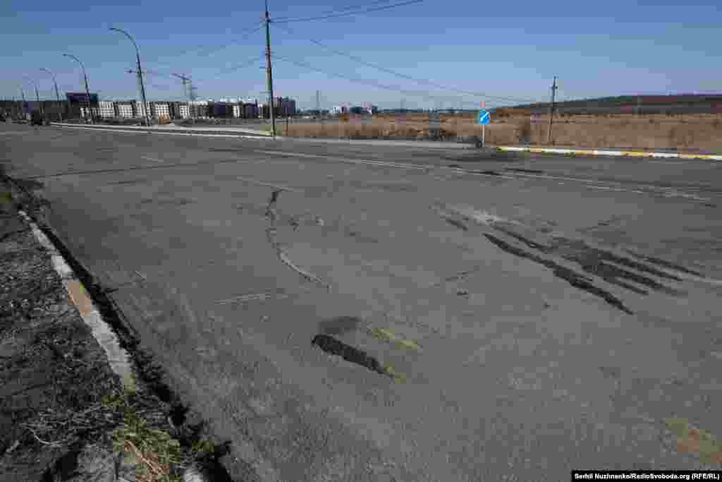 Дорога перед зруйнованим Романівським мостом. Тут люди під час евакуації залишали свої автівки, дитячі візки, інші речі, які не можна було забрати з собою. Багато автівок тут згорять внаслідок російських обстрілів.Ліворуч фото від 11 березня 2022, праворуч – березень 2025 року