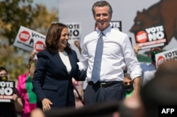 ABŞ-nyň wise-prezidenti Kamala Harris saýlaw kampaniýasy döwründe Kaliforniýanyň häkimi Geýwin Newsomyň ýanynda dur. San-Leandro, Kaliforniýa, 2021-nji ýylyň 8-nji sentýabry