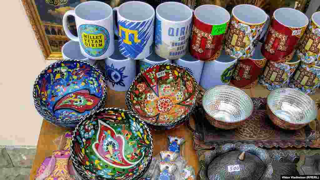 Caminiñ azbarında satılğan suvenirler