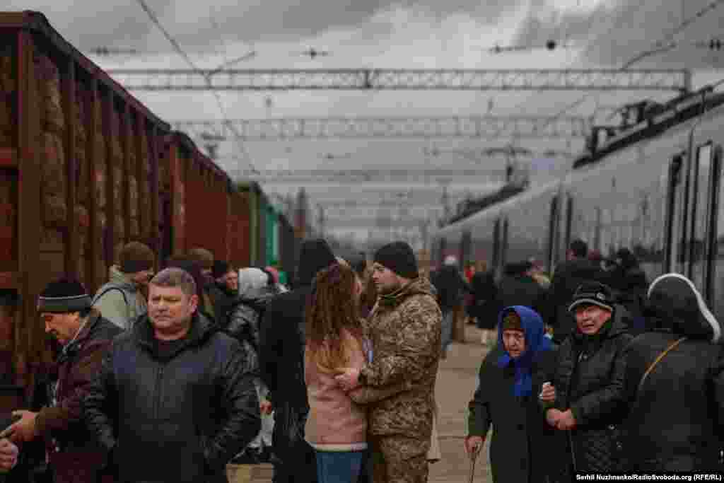 Глава военной администрации региона Вадим Филашкин и государственный железнодорожный оператор Украины 5 ноября объявили о «трудном решении» приостановить движение поездов в Краматорск и из него из-за проблем с безопасностью