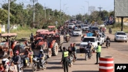Местные жители эвакуируются после столкновений вдоль границы Камбоджи и Таиланда, провинция Оддармеантьей, Камбоджа, 8 декабря 2025 года