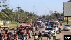 Местные жители эвакуируются после столкновений вдоль границы Камбоджи и Таиланда, провинция Оддармеантьей, Камбоджа, 8 декабря 2025 года