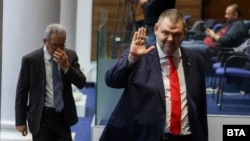 Санкционираният за корупция Делян Пеевски (вдясно) и Йордан Цонев (вляво) от "ДПС - Ново начало"