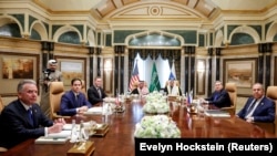 Ілюстраційне фото. Державний секретар США Марко Рубіо (другий ліворуч), спецпредставник США Стів Віткофф (перший ліворуч) та голова МЗС Росії Сергій Лавров (перший праворуч) на переговорах у Ер-Ріяді, 18 лютого 2025 року