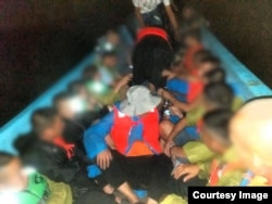 Мексиканын Тапачула шаарынан Мехикого бараткан кыргызстандыктар. Мигранттар үчүн кайык - кооптуу, бирок тез жете турган суу транспорту.