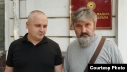 Митрополит Симферопольский и Крымский Православной церкви Украины Климент (справа) и адвокат Владислава Есипенко Дмитрий Динзе. Аннексированный Крым, 13 сентября 2021 года