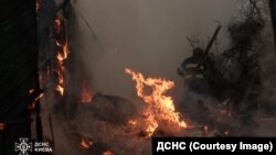 Рятувальники гасять пожежу, що виникла внаслідок російського повітряного удару. Київ, 29 листопада 2025 року