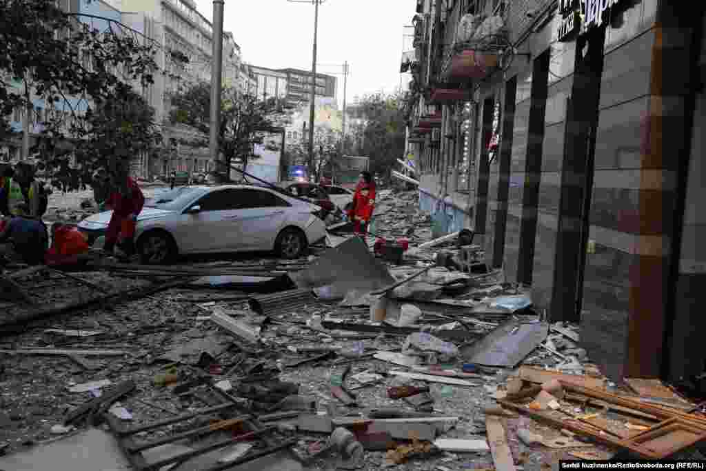 На Жилянській вулиці Києва постраждали одразу кілька будівель, уламки вікон всіяли територію перед ураженим будинком