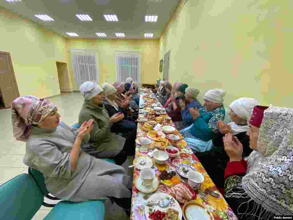  Татарстанның Сарман районы Азалак мәдәният йортында &quot;Мөнәҗәтләр һәм вәгазьләр - күңел байлыгы&quot; дигән кичә үткәрелгән. Кичәнең икенче өлеше чәй табыны артында авыз ачу мәҗлесе белән тәмамланган. &nbsp; 