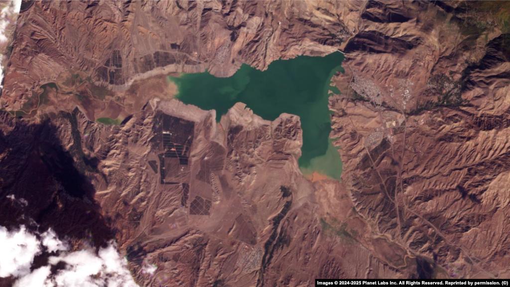 Сафедрӯд. Ин сарбанд, ки дар болои дарёи Сафедрӯд дар вилояти Гелон сохта шудааст, заминҳои кишоварзии васееро обёрӣ мекунад ва миллионҳо нафарро дар саросари даштҳои ҳосилхези шимоли Эрон бо об таъмин менамояд.