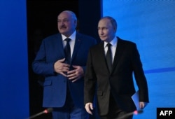 Ресей президенті Владимир Путин (оң жақта) мен Беларусьтің авторитар лидері Александр Лукашенко (сол жақта).