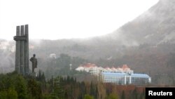 На фотографії 2009 року зображено частину піонерського табору «Артек» і пам'ятник Володимиру Леніну на Південному узбережжі Криму